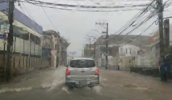 Chuva: muro desaba na Lapinha e deixa um ferido; carros também foram atingidos 