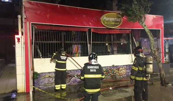 Restaurante é atingido por incêndio no bairro da Barra; fogo foi debelado por bombeiros