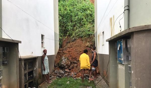 Três são soterrados após barranco cair atrás de prédios em Cajazeiras; Conder sabia do problema, diz moradora