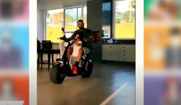 Gusttavo Lima posta vídeo andando de moto dentro da própria sala de estar e impressiona fãs; assista