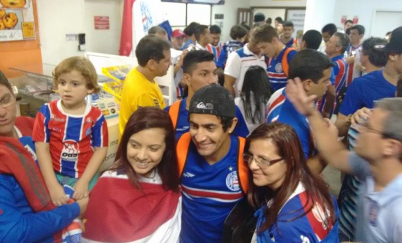 Time do Bahia é recebido com festa no aeroporto de Vitória da Conquista