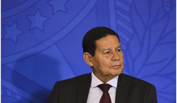 "Nenhum país vem causando tanto mal a si mesmo como o Brasil", dispara Mourão 