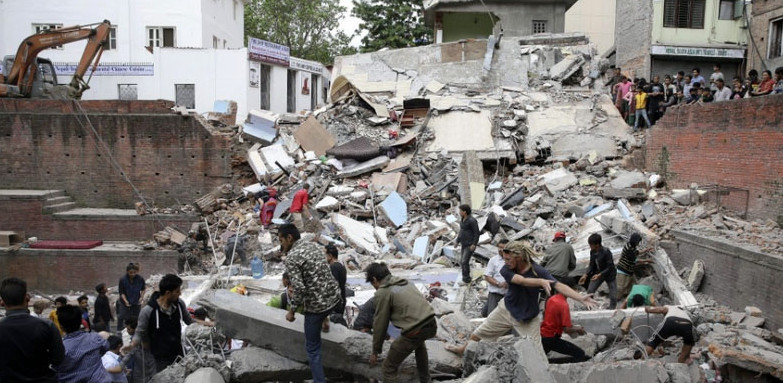 Novo terremoto atinge o Nepal; tragédia deixa mais de 2 mil mortos