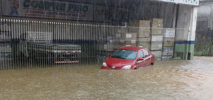 Chuva deixa ruas alagadas neste domingo em Salvador