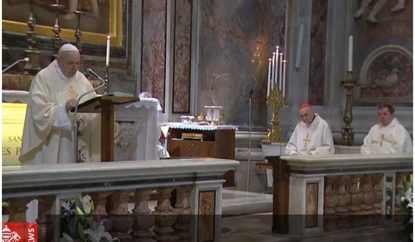 Basílica de São Pedro é reaberta após dois meses durante missa que comemora centenário de João Paulo II