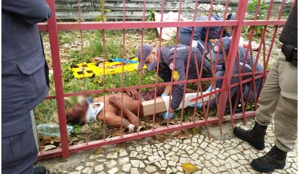 Homem fica preso em grade durante tentativa de furto na Barra; veja resgate 