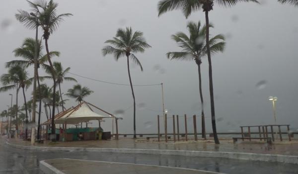 Previsão do tempo alerta para frente fria com chuvas fortes e ventos de até 61 km/h em Salvador