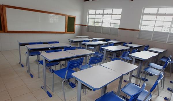 Suspensão do funcionamento de bares, escolas e restaurantes é prorrogada até 1º de junho; "rebeldes" podem perder licença 