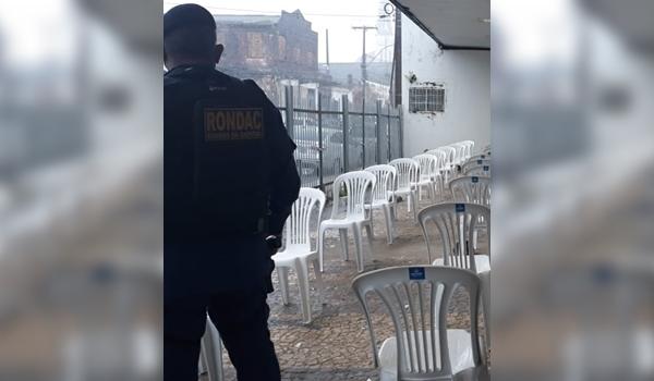 Dois homens são pegos tentando furtar cadeiras de agência bancária no Caminho de Areia