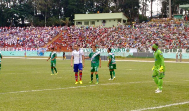 Vitória da Conquista surpreende, goleia o Bahia e fica na vantagem na decisão do campeonato baiano