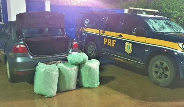 Grávida tenta enganar PRF sobre trabalho de parto, mas policiais acham 100 quilos de maconha em carro