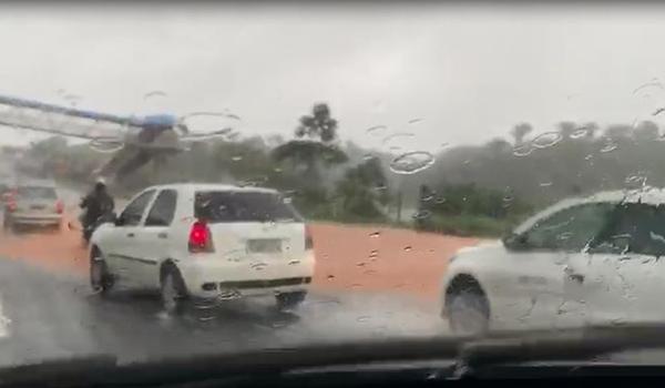 Chuva provoca transbordamento de lagoa e causa engarrafamento na Avenida Paralela