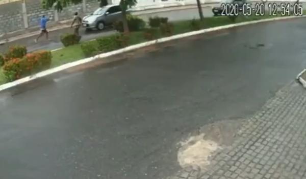 Vídeo: bandido aponta arma para motorista e rouba carro em Salvador; assista 