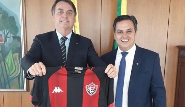 Bolsonaro ganha camisa do Vitória 11 dias após passear com uniforme do rival Bahia