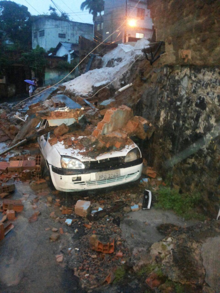 Desmoronamento atinge carro em Marechal Rondon