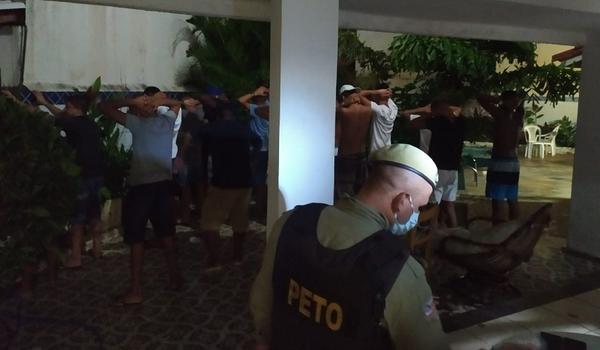 Polícia acaba com festa de 35 pessoas e encontra drogas dentro de casa em Vilas do Atlântico