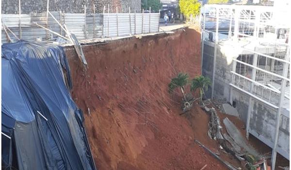 Encosta de obra desaba, arrasta cinco postes, interdita rua e assusta moradores no IAPI