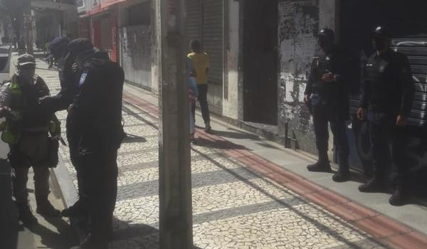 Casal é preso por roubar "Coronavoucher" de mulher após "saidinha bancária" na Avenida Sete