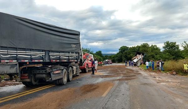 Colisão entre duas carretas provoca derramamento de óleo na BR-242, em trecho de Barreiras