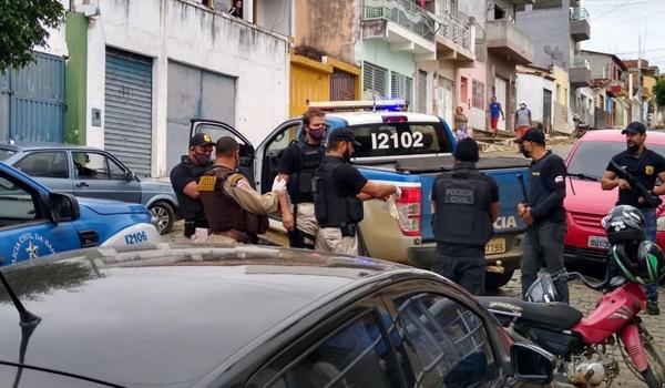 Polícia faz "limpeza" contra "guerras do tráfico" que aterrorizam cidade baiana: um morto e quatro presos 