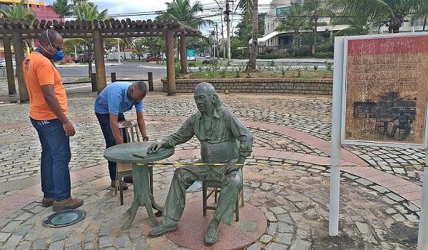 Por descumprimento de medidas de isolamento, Praça Vinícius de Moraes é interditada em Itapuã