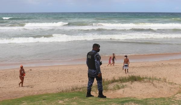 Populares são flagrados descumprindo isolamento social na praia de Stella Maris 