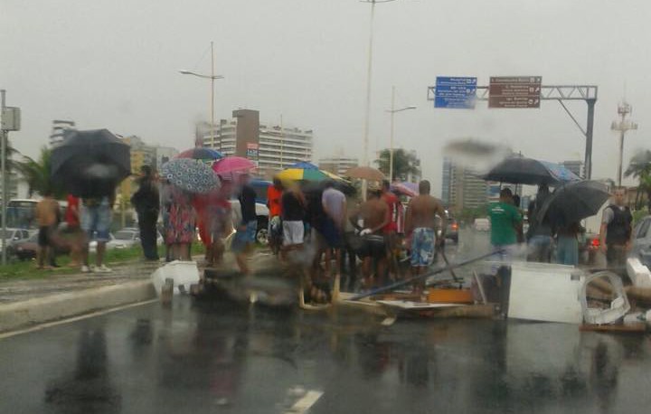 Além das chuvas, manifestações causam congestionamentos em diferentes pontos de Salvador