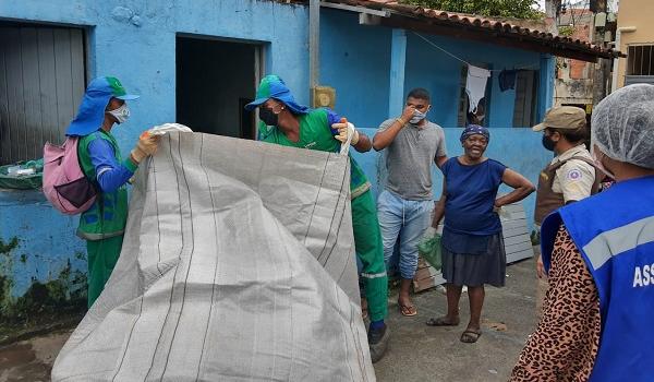 Idosa que acumulava 1,5 tonelada de lixo dentro de casa tem apoio de unidade comunitária