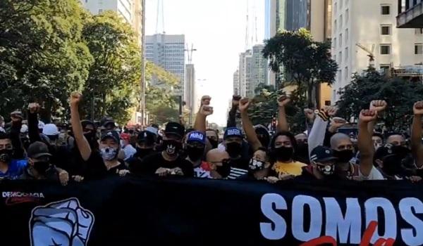 Torcidas organizadas de São Paulo fazem ato pró-democracia e entram em confronto com a polícia; veja