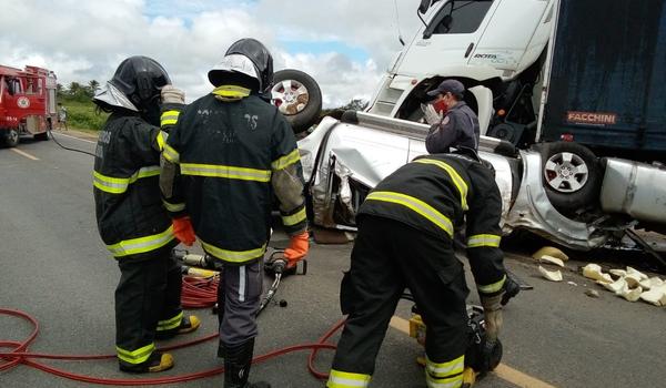 Duas pessoas morrem e criança fica ferida em acidente envolvendo caminhão na BR 116