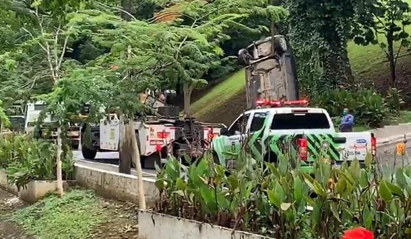 Vídeo: após 'descuido' de motorista, carro avança em direção à vala em região do Canela