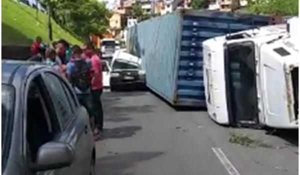 Carreta com container tomba e esmaga carro na Via Expressa; veja vídeo