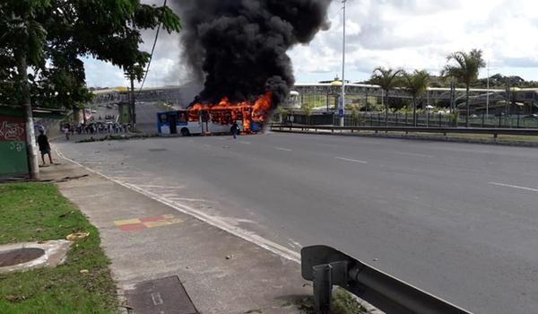 Urgente: ônibus é incendiado e atravessado na Paralela após tiroteio que acabou em morte 