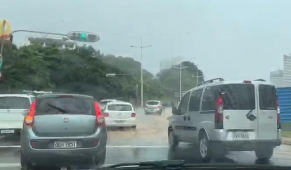 Chuva deixa ruas alagadas e trânsito complicado nesta quinta-feira em Salvador; veja vídeo