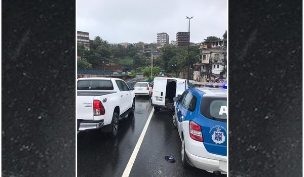 Tiroteio e correria: polícia persegue carro roubado no Aquidabã, em Salvador 