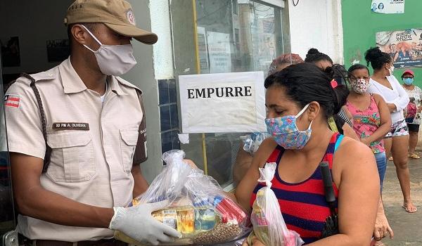 Cestas básicas, kit higiene e máscaras são doados para moradores em situação de vulnerabilidade no Bairro da Paz