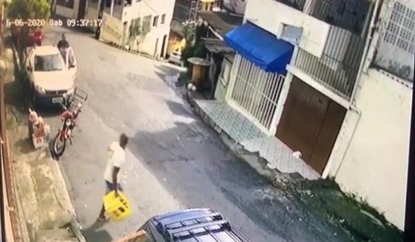 Vídeo: homem é preso 20 segundos depois de roubar carro; viatura passava pelo local