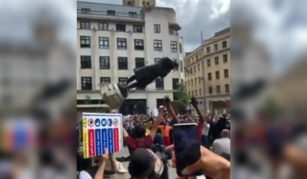 VÍDEO: Manifestantes derrubam estátua de traficante de escravos em cidade na Inglaterra