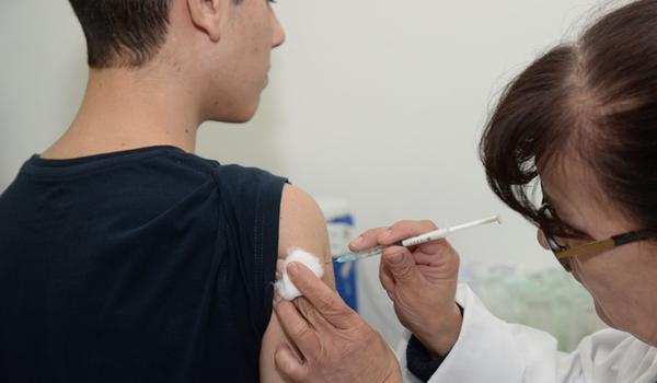 Adolescentes começam a ser vacinados contra a meningite a partir desta segunda-feira em Salvador