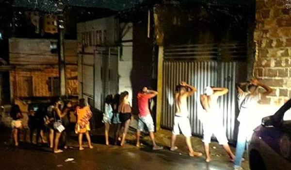 Polícia encerra festa com som eletrônico e bebidas em Sussuarana;  "colocam em risco a saúde pública" 