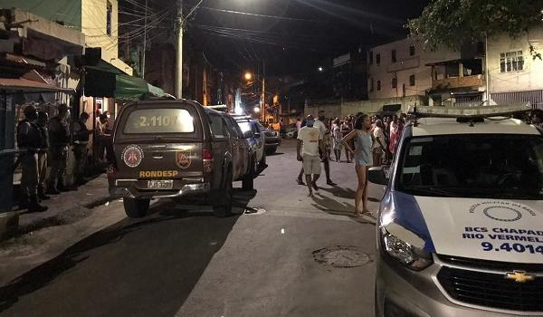 Suspeitos em fuga invadem casa e fazem família refém no bairro de Santa Cruz