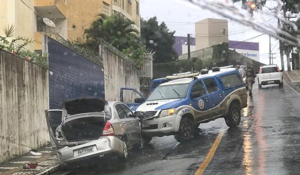 "Bateu de frente": bandidos em fuga após dois roubos são surpreendidos pela PM na Federação 