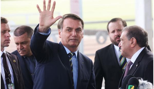 Vídeo: Bolsonaro expulsa mulher por cobrança sobre mortes; "falando abobrinha" 