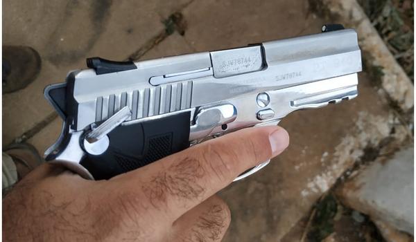 Soldado da PM deixa arma cair durante roubo, é identificado e preso na Bahia