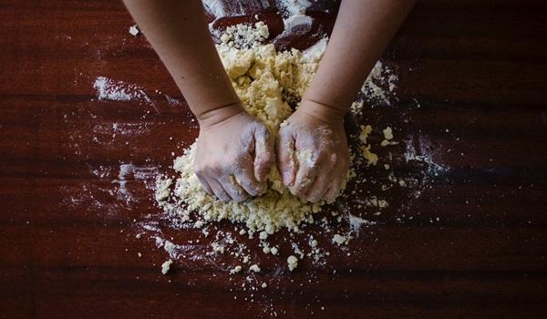 Receitas práticas ajudam cozinheiros no dia a dia em casa; aprenda a fazer pão caseiro e "mexidinho"