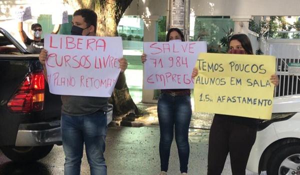 Manifestantes fazem ato no Corredor da Vitória pedindo volta de cursos profissionalizantes