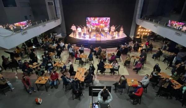 Pastor transforma igreja em um bar, com garçons servindo bíblias, para burlar proibição de cultos; assista