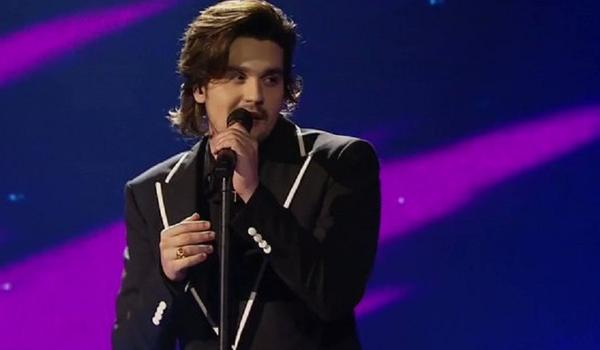 "O Novo Rei": após live romântica, Luan Santana é comparado a Roberto Carlos nas redes sociais