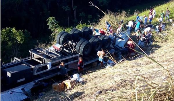 Casal morre esmagado enquanto saqueava carreta carregada com ovos na BR-101, na Bahia 