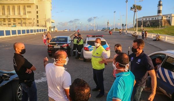 Após aglomeração do final de semana, calçadão da orla entre Barra e Ondina está interditado